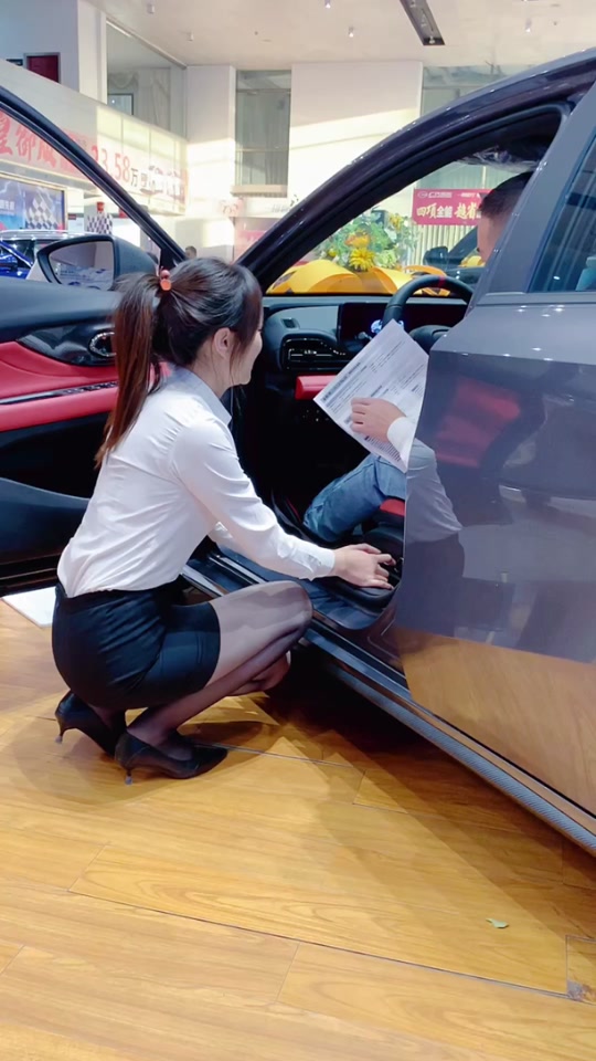 汽車女銷售蹲下行為的多重含義與銷售技巧解析